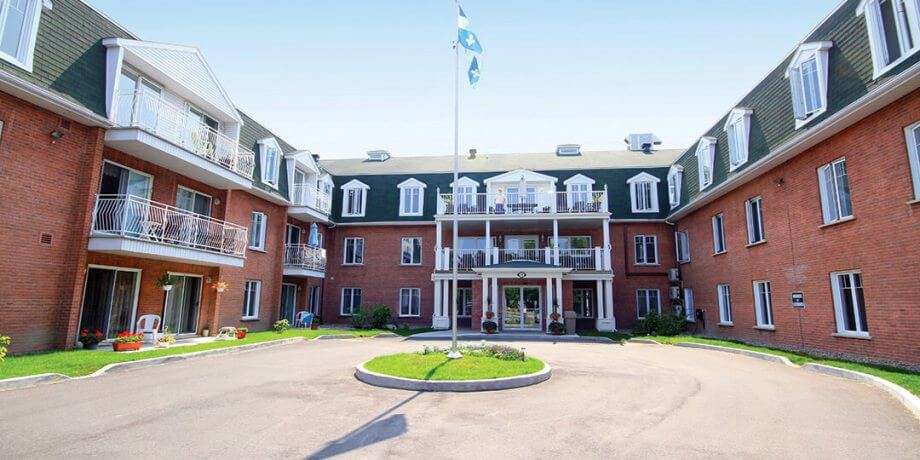 residence-des-batisseurs-residence-pour-aines extérieur d'une résidence pour aînés