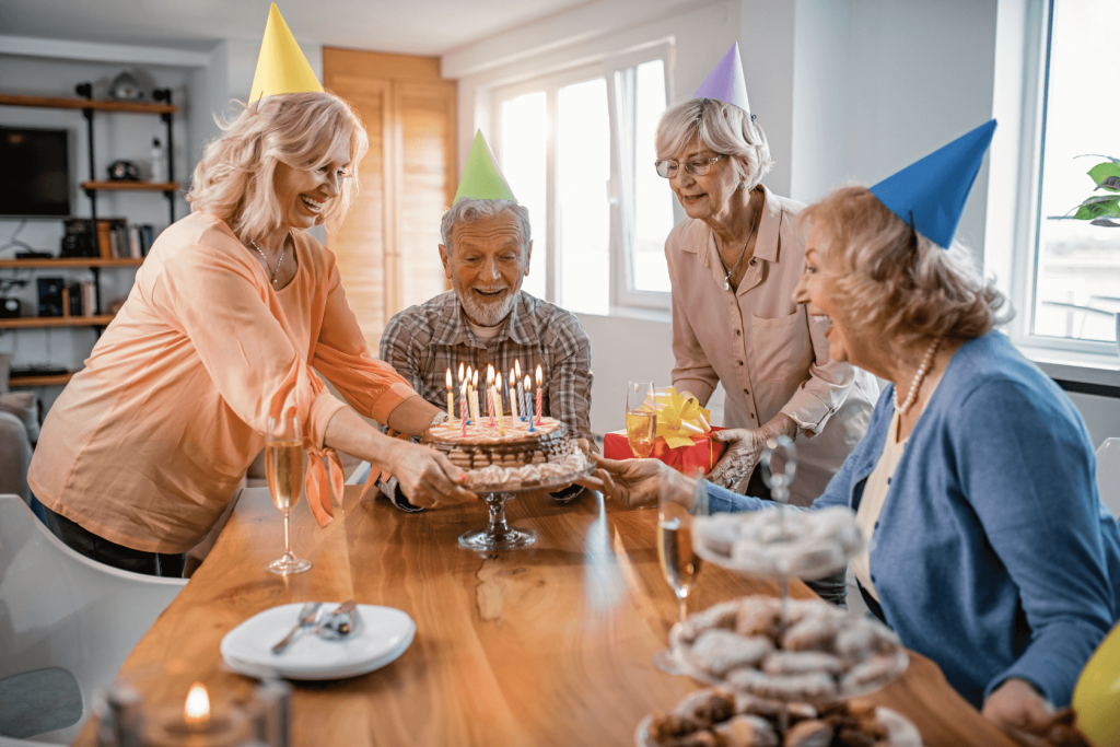 De vieux amis qui fêtent un anniversaire