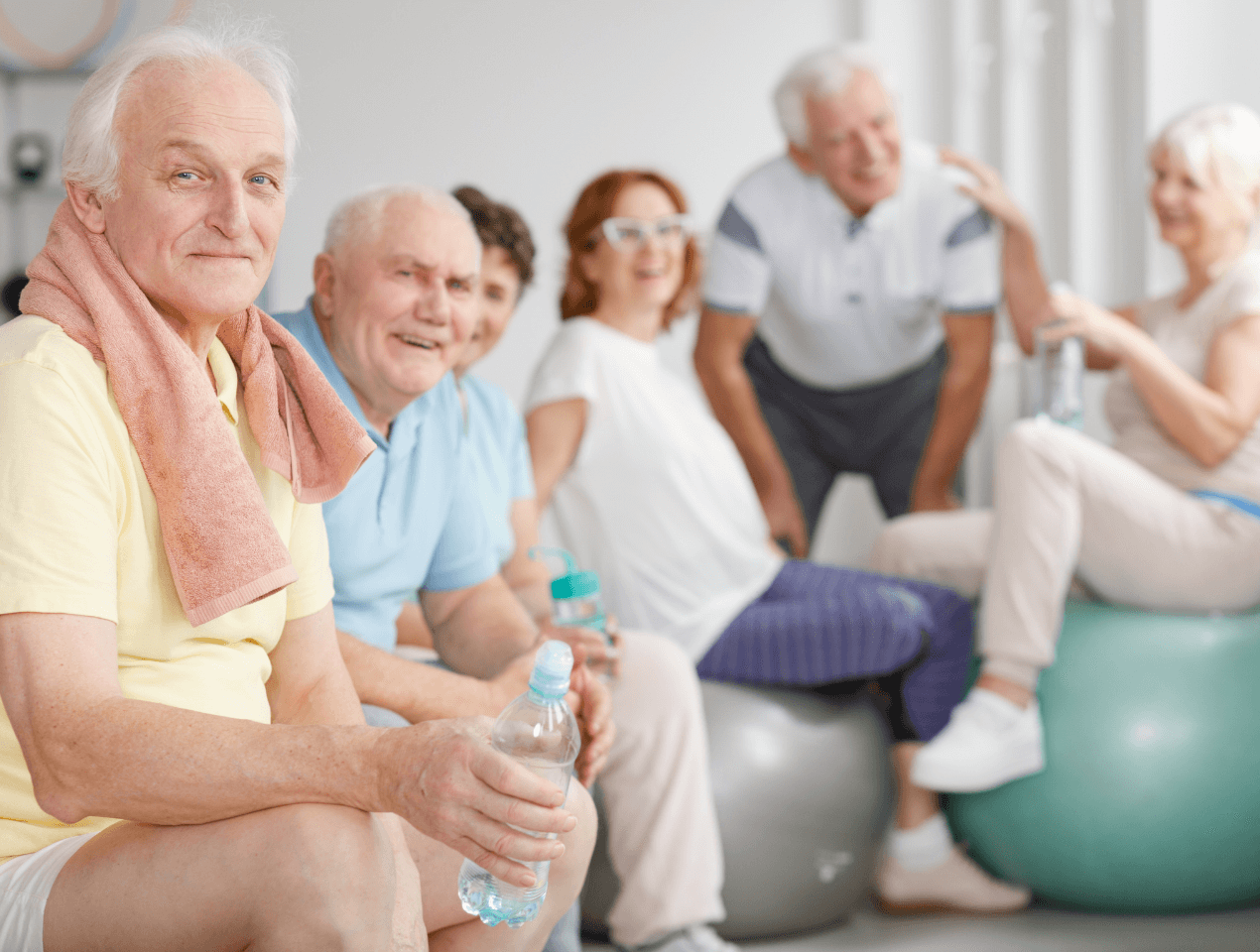personnes âgée qui font de l'exercice