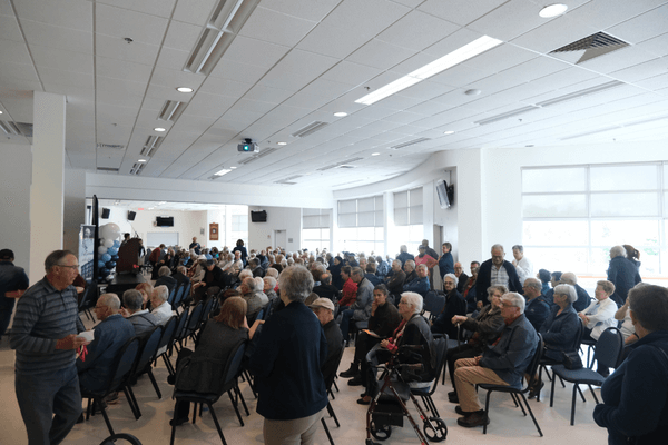 Personnes âgées assistent à une conférence