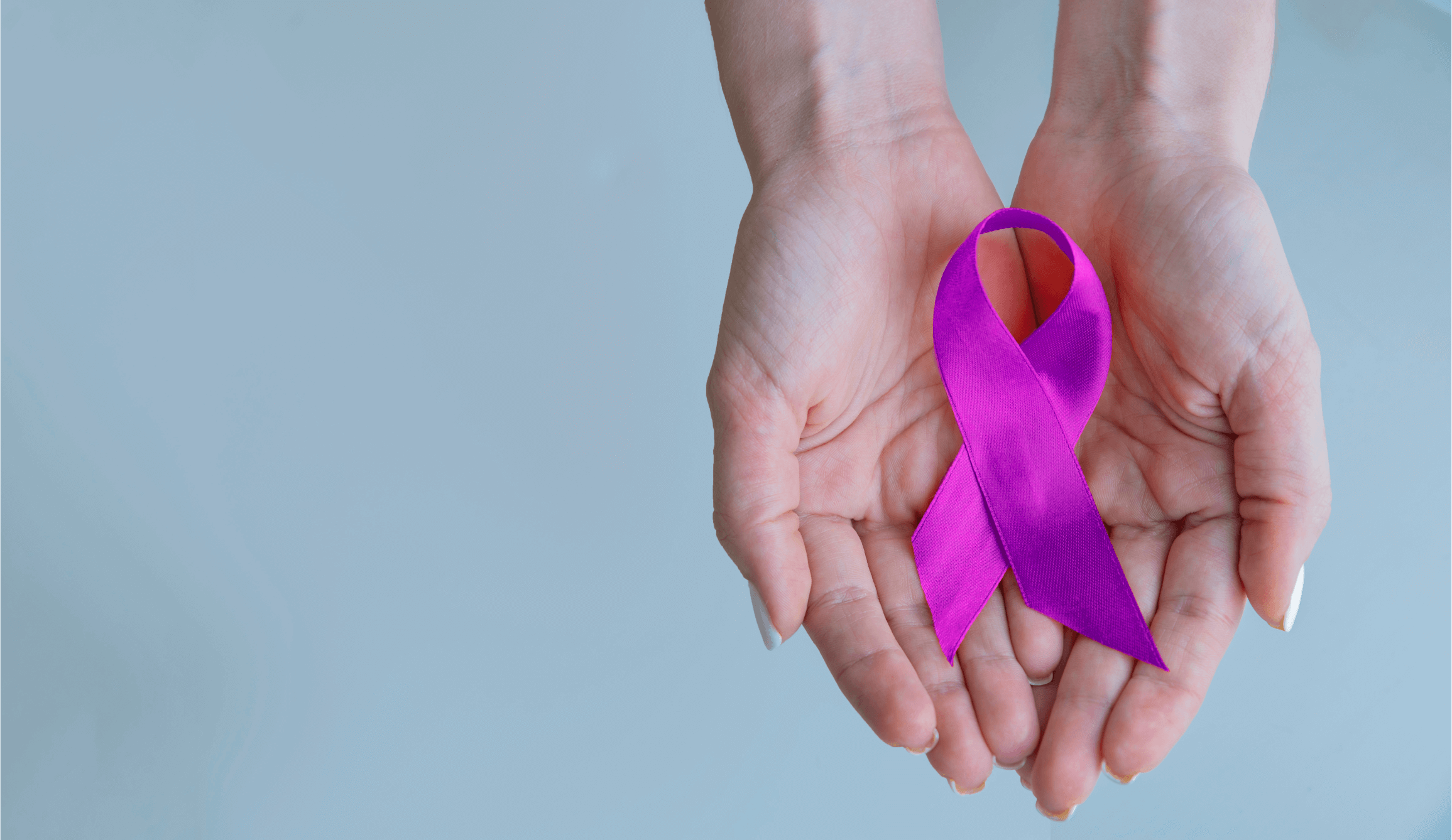 blogue alzheimer Alzheimer chez les personnes agées en perte d'autonomie. Ruban mauve symbole de l'alzheimer.