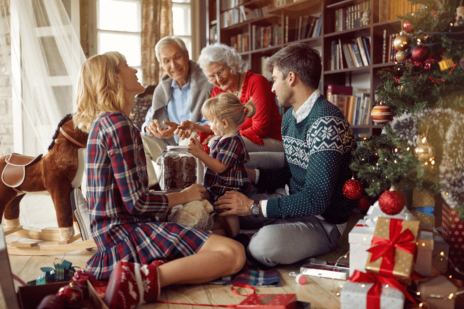 Blogue cadeaux noel (1) Quoi offrir en cadeaux à ses petits enfants. Famille heureuse qui célèbre noël. Grand-parents, parents et enfants. 3 générations à Noël.
