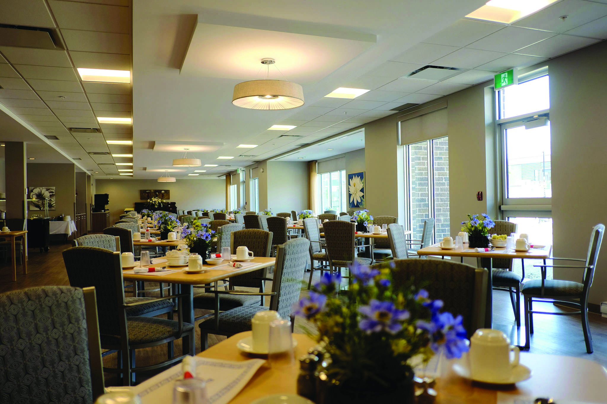 De vieux amis qui fêtent un anniversaire