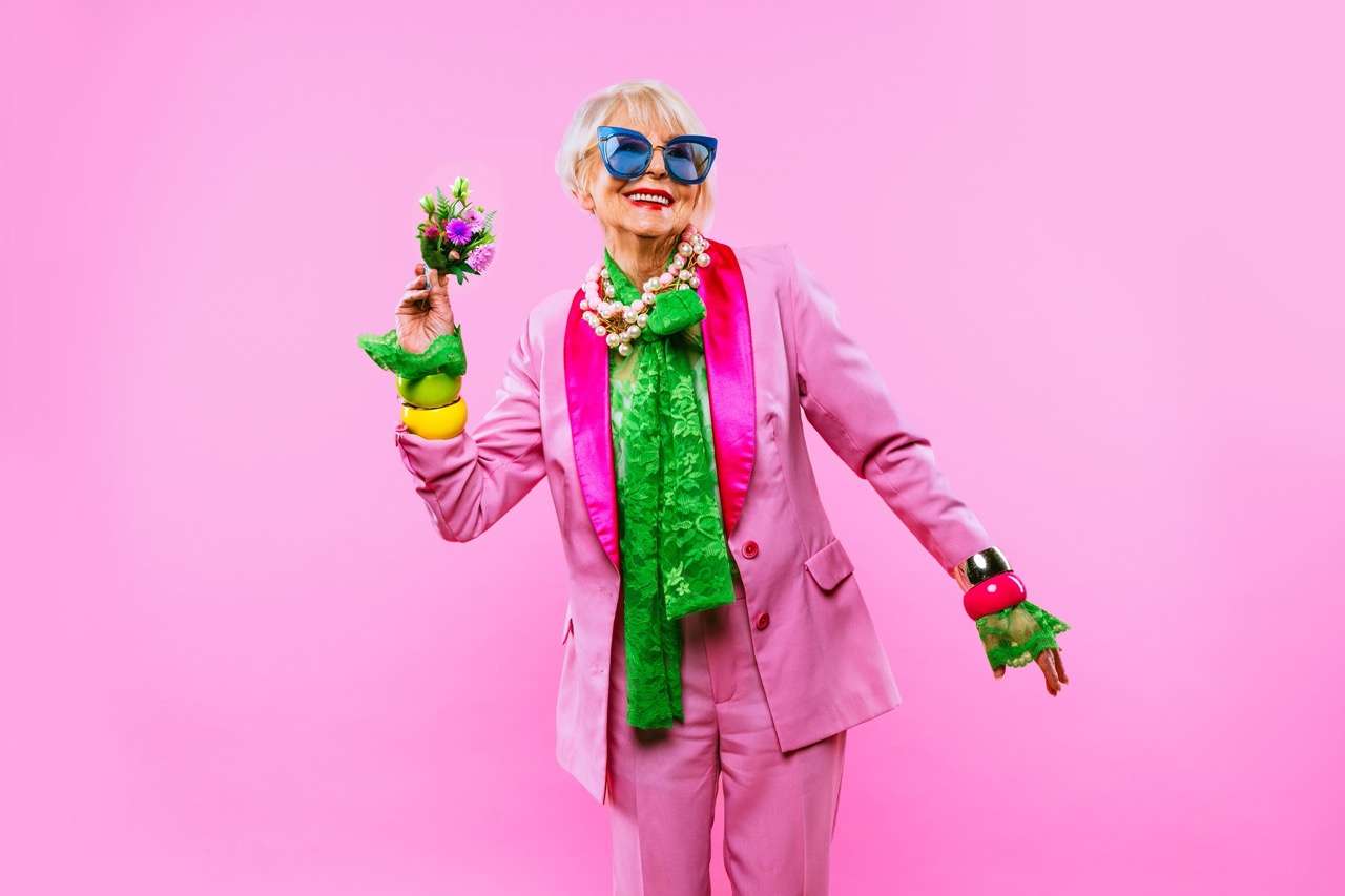 Blogue tendances été 2023 (3) Grande Femme âgée habillée en rose